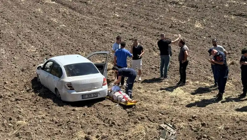 Osmaniye'de Kontrolden Çıkan Otomobil Tarlaya Uçtu: 3 Yaralı