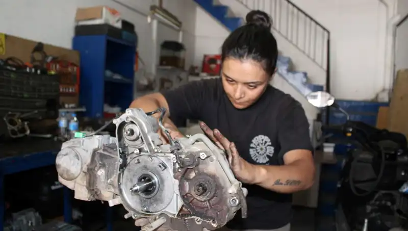 33 Yaşındaki Hayriye, Eşinin Yanında Motor Ustası Oldu