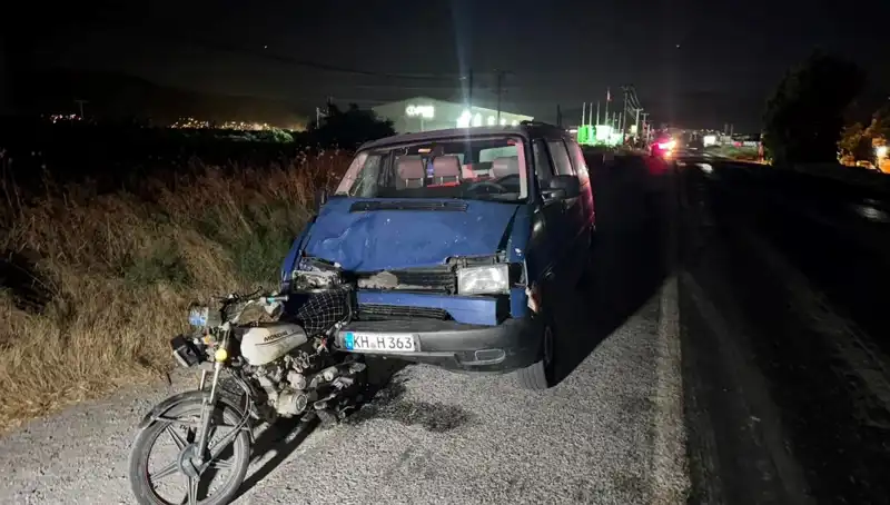 Söke'de Minibüs Motosiklete Çarptı: Üç Kişi Yaralandı!