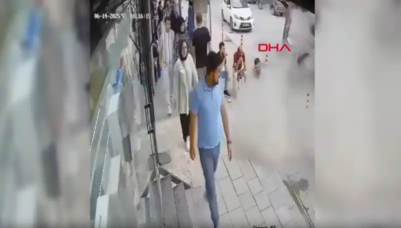 TIR Pastiği Patladı, Caddeyi Saran Feci Anlar Yaşandı!