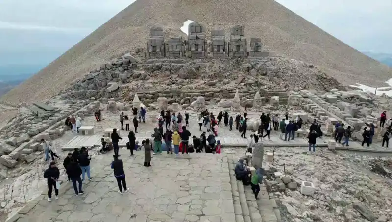 Bayramda Nemrut Dağı’nda Ziyaretçi Akını: Tarihin Zirvesini Yaşayın!