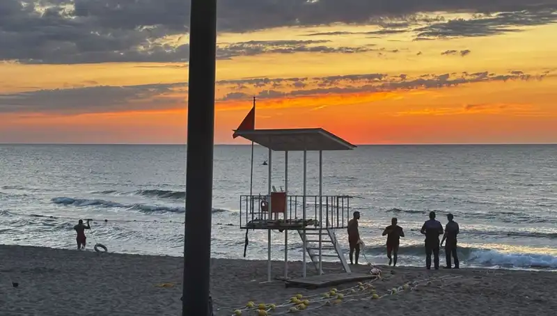 İnkumu'nda Denizde Akıntı Tehlikesi: Yerli ve Yabancı Turistlerin Panik Hali