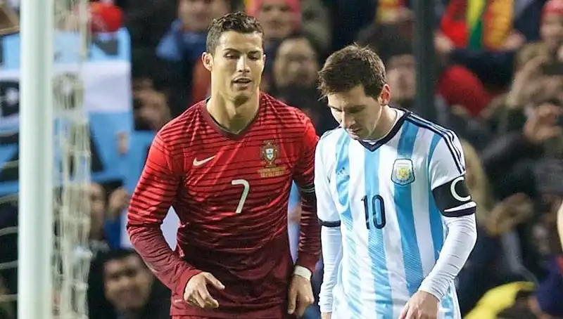 Ronaldo ve Messi Arasındaki Rekabet: Kim Daha Üstün?