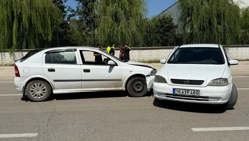 2 Otomobilin Çarpıştığı Kazada İki Kişi Yaralandı, Olay Anı Gözler Önünde