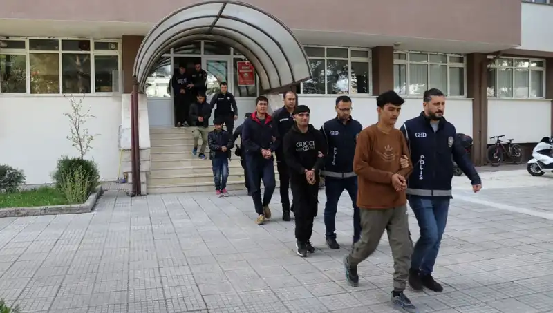 Edirne ve Kırklareli'nde Kaçak Göçmen Operasyonu: 200'den Fazla Gözaltı!