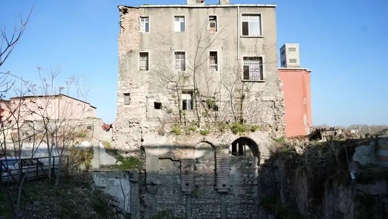 İstanbul'da Tarihi Zenginliğin Simgesi: 1600 Yıllık Bina Ziyaretçilerini Etkiliyor