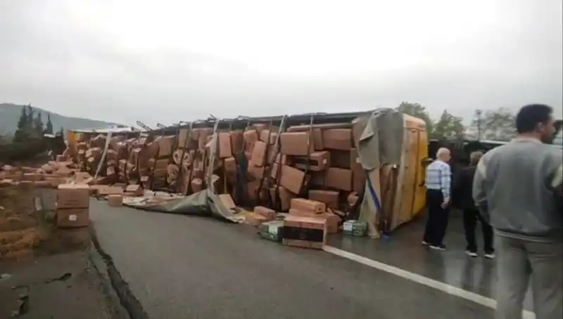TEM Otoyolu'nda TIR Devrildi: Ankara Yolu Kapatıldı!