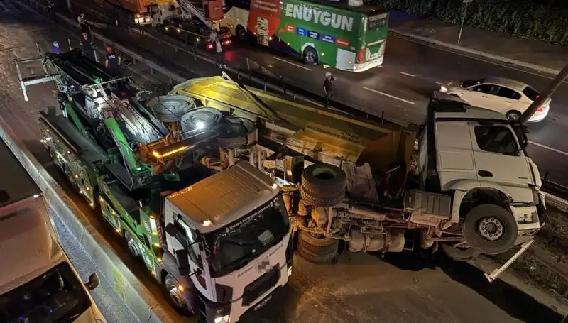 Devrilen Hafriyat Kamyonu Şehir Trafiğini Felç Etti ve Kaza Anı Kameralara Yansıdı