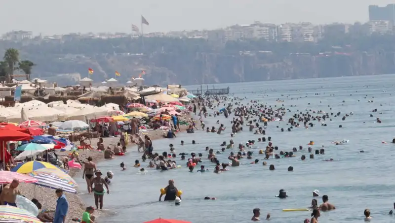 Antalya’da Yaz Havası Devam Ediyor: Deniz Sıcaklıkları Rekor Kırıyor!