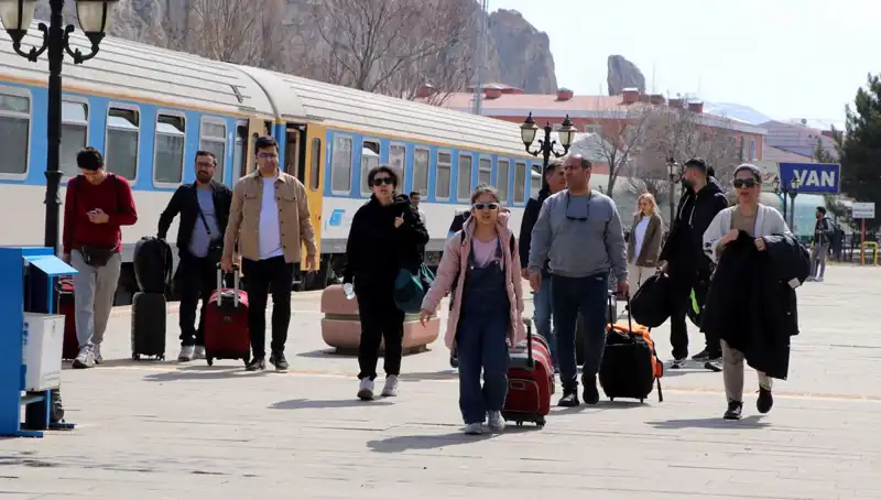 Türkiye'nin Van Şehri, Nevruz'da İranlı Turistlerin Akınına Hazır