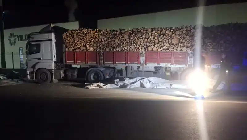 Brandayı Toplayan TIR Sürücüsü Kaza Yaptı: Otomobil Çarpınca Neler Oldu?