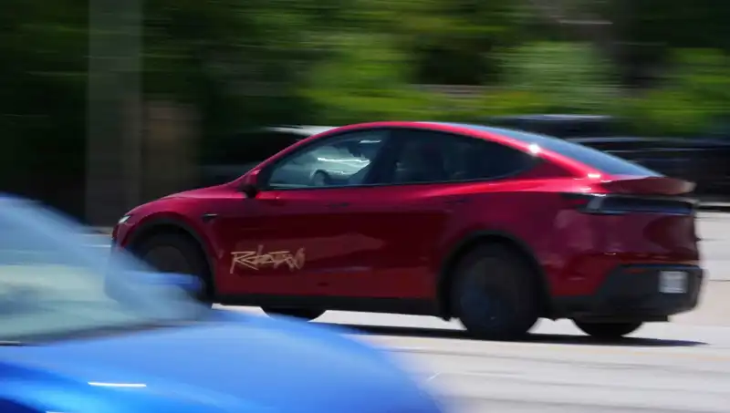Musk'ın Robotaxi Projesi: Hız Sınırını Aşmakla Kalmadı, Hatalı Şeride Girdi!