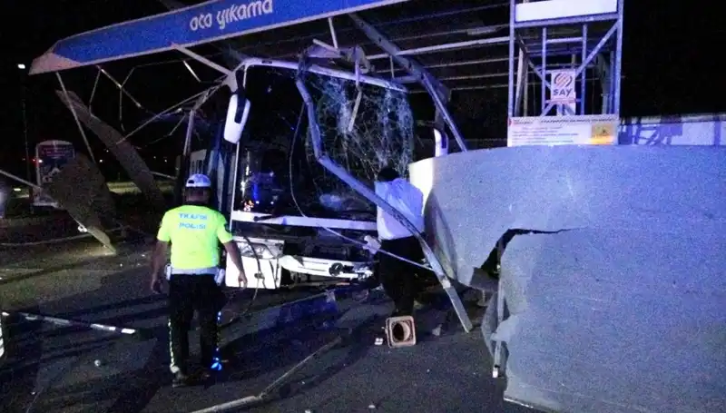 Otobüs Oto Yıkamasına Daldı: 8 Kişi Yaralandı, Olayın Ayrıntıları Ortaya Çıktı