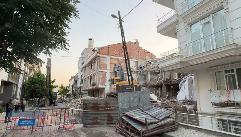 Yıkım İşlemleri Sırasında Elektrik Kablosu Koptu, İki Sokak Karanlığa Gömüldü