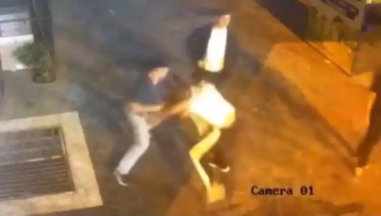 İstanbul Sokaklarında Tekmeli ve Yumruklu Kavga: Olay Anı Kameralara Yansıdı