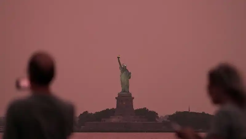 Kanada'daki Büyük Yangınlar, New York'u Dumanla Sarıyor!