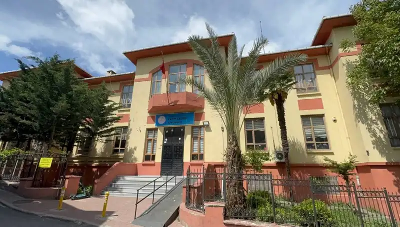 Depremzedeler İçin Acil Önlem: 4 Okul Boşaltıldı, Yeni Projeler Yakında!
