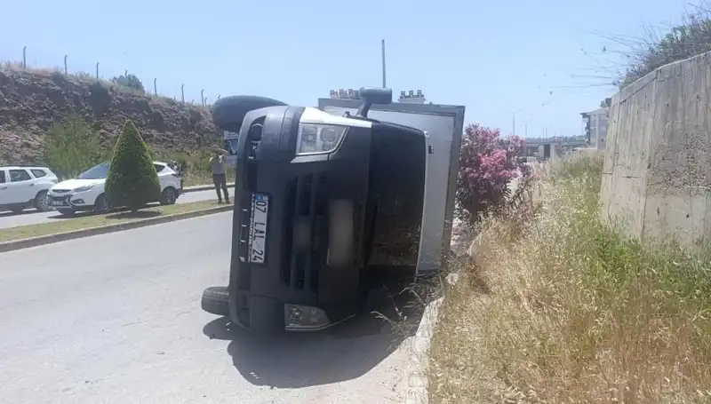 Hafif Ticari Araç ile Kamyonet Çarpıştı: Devrilme Anı Kameralara Yansıdı