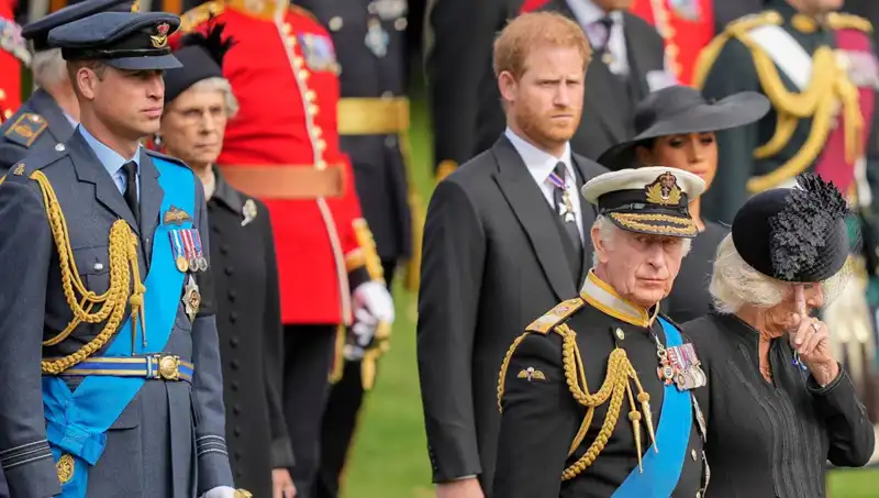 Kral Charles ve Prens Harry: Ara Değişiyor, İletişim Kopukluğu Sürüyor