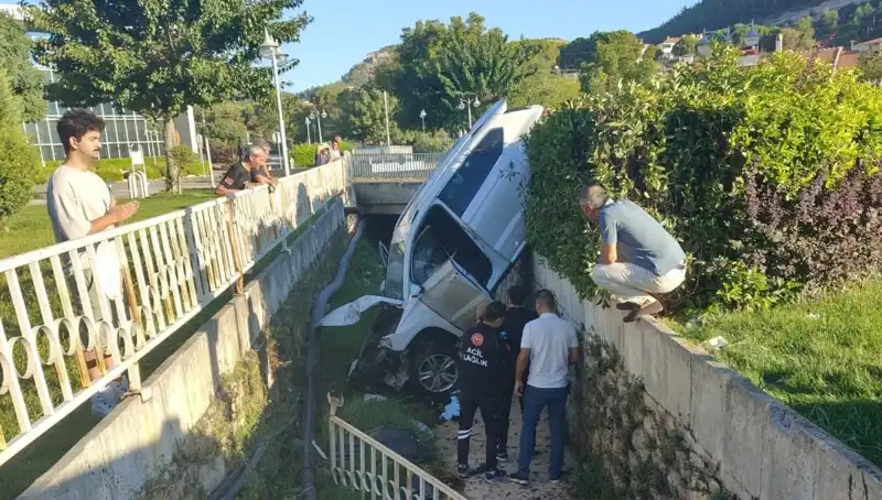 Muğla'da Direksiyon Kırarak Kaza Yapan Sürücü Şokta!