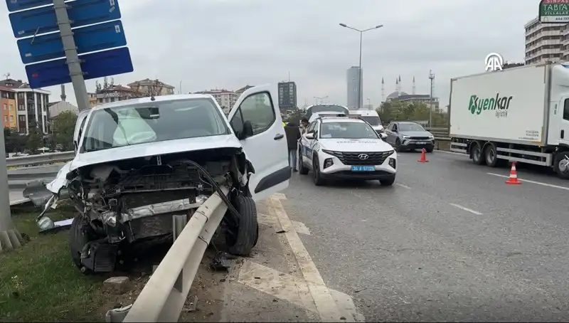 Otoyolda Feci Kaza: Araç Bariyerlere Saplandı, Hayatlar Tehlikede!