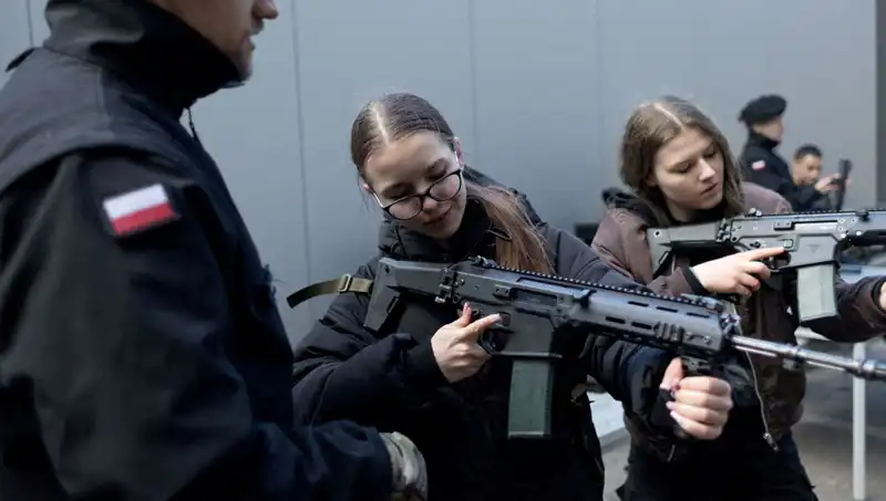 Polonya'da Savaş Hazırlıkları: Siviller Askeri Eğitim Alıyor