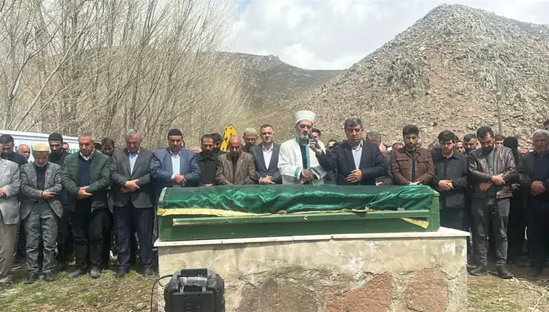 Baba ve Kızlarının Duygusal Veda Anı: Kalpler Yalnızca Hatıralarla Dolu