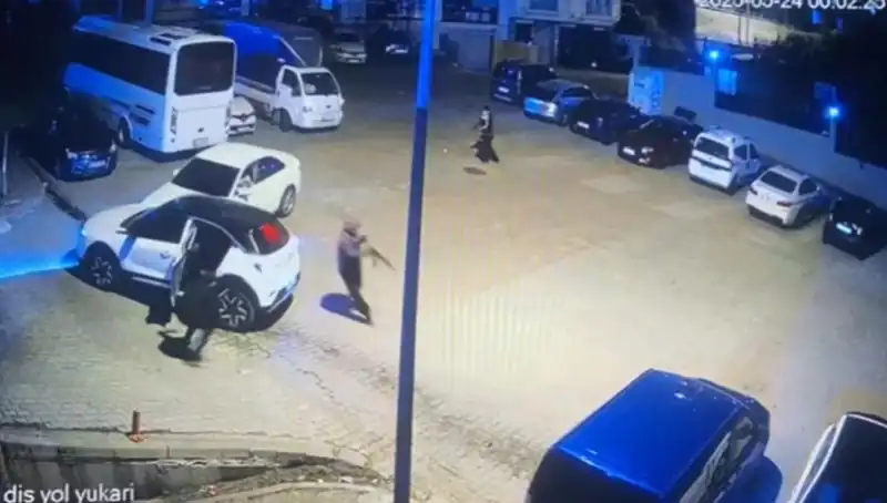 Kağıthane'de Kalaşnikoflu Dehşet: Maskeli Saldırganlar Kurşun yağdırdı