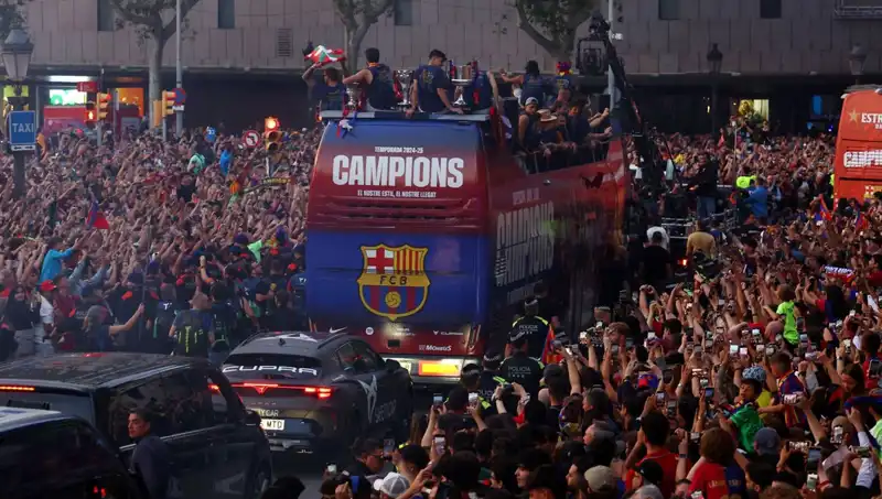 Barcelona Futbolcuları, Heyecanla Taraftarlarıyla Buluştu!