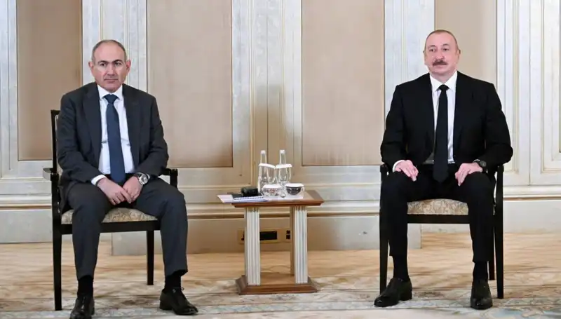 Aliyev ve Paşinyan, Abu Dabi’de Barış İçin Tarihi Görüşme Gerçekleştirdi