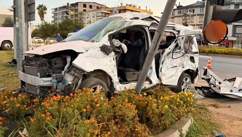 Antalya'da Midibüs ve Hafif Ticari Araç Çarpıştı: 6 Yaralı