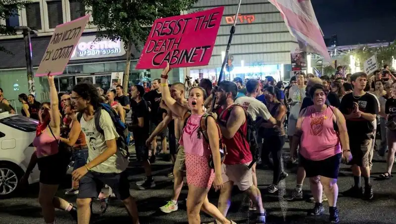 Tel Aviv'de Tarihi Protesto: On Binlerce Kişi Netanyahu'yu Sarsan Gösterilerde Bir Araya Geldi