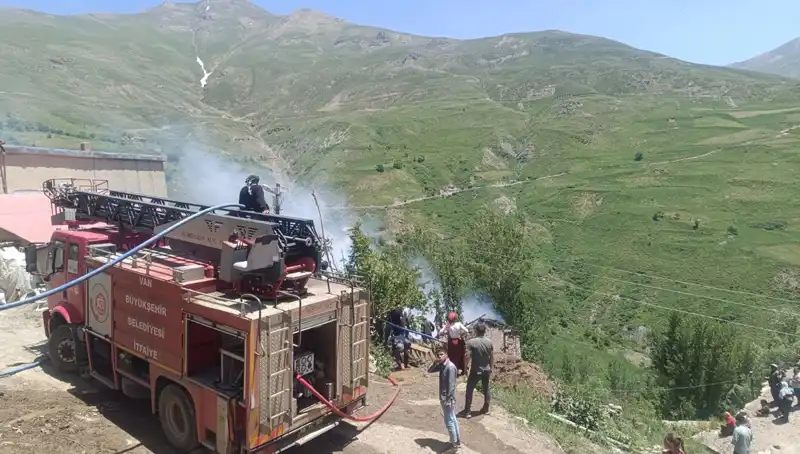 Van'da Trajik Yangın: Bir Çocuk Hayatını Kaybetti, Sebebi Ne?