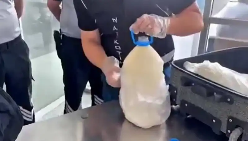 Süt Şişesi İçinde Yakalanan 12 Kilo 800 Gram Uyuşturucu Şok Etti