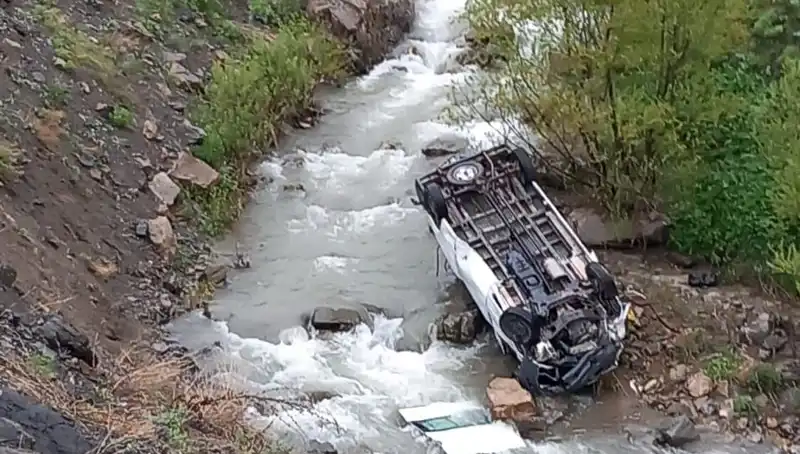 Hakkari'de İşçi Minibüsü Devrildi: 2 Kayıp, 3 Yaralı