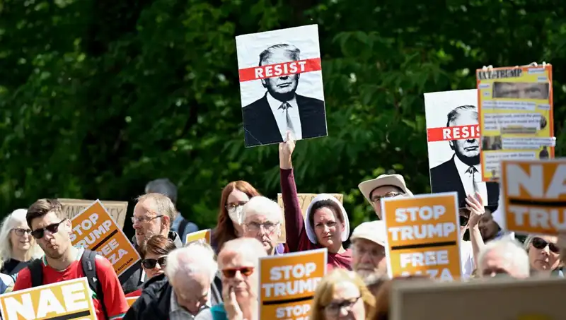Trump İskoçya’da Golf Oynarken Protestolarla Karşılandı