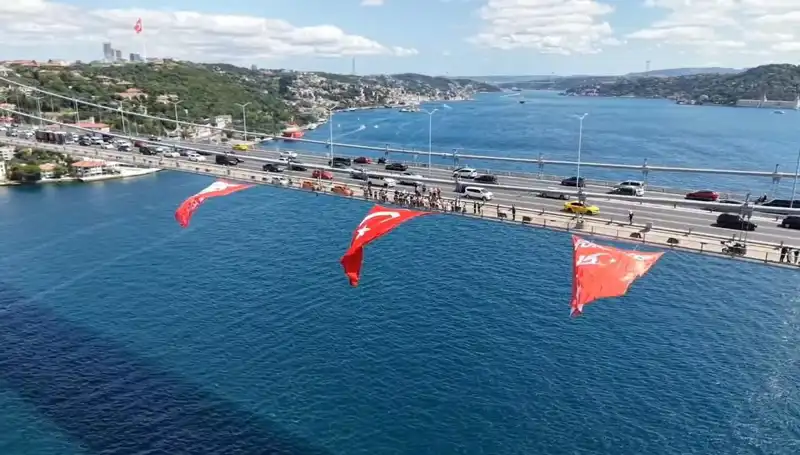 Türk Bayrağı ile Gökyüzüne Açılan Yolda Devasa Bir Sembol: Köprümüz