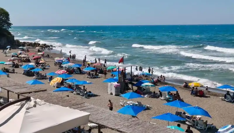 Akçakoca'da Deniz Yasağı: Yaz Tatili Keyfi Tehlikede mi?