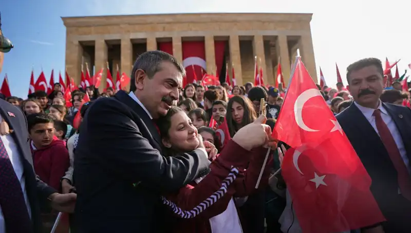 Bakan Tekin, Anıtkabir’de Öğrencilerle Bir Araya Gelerek Anma Töreni Düzenledi