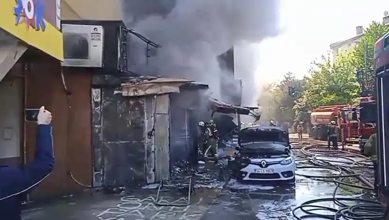 Ümraniye'de Hediyelik Eşya Dükkanında Çıkan Yangın Paniğe Neden Oldu