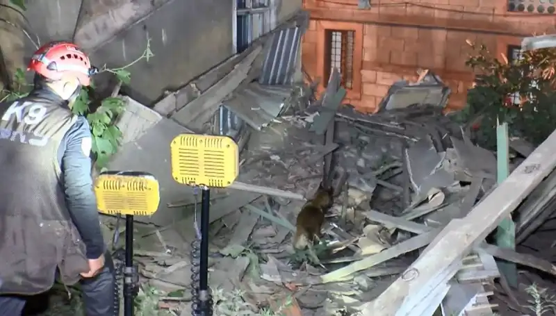 İstanbul'da Deprem Sonrası Hasar Alan Bina Çöktü: Olayın Ayrıntıları