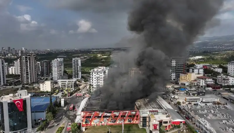 Mersin'deki Fabrika Yangını: TOMA'nın Devreye Girmesi Felaketi Önledi
