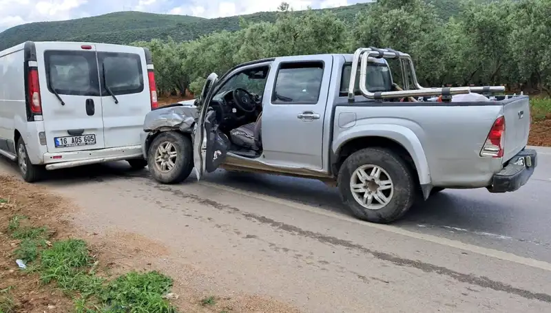 Bursa’da Minibüs ve Kamyonet Çarpıştı: İki Kişi Yaralandı