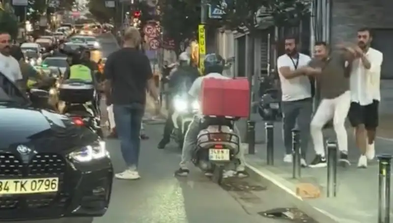Nişantaşı'nda Yol Verme Kavgası: Sopalı Saldırı Anına Şahit Olun!