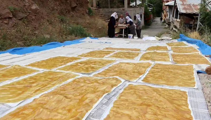 Dev Kazanlarda Hazırlanan Geleneksel Odun Ateşi Yemeği: Kış Sofralarının Vazgeçilmezi