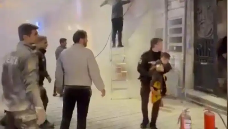 Beyoğlu'nda Yangın Korkusu: Küçük Bir Çocuk Büfede Mahsur Kaldı!