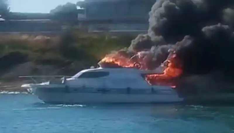 Çeşme Marina’da Motoryat Alev Alev Yandı: Olayın Ayrıntıları!