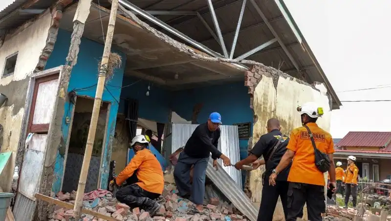 Endonezya'da Şiddetli Deprem: 5,7 Büyüklüğünde Sarsıntı Sonucu 8 Ev Yıkıldı