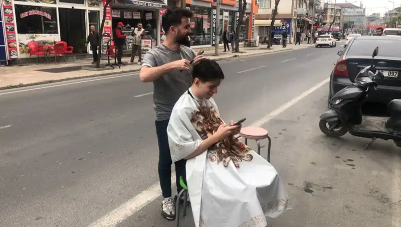 Depremde Yarım Kalan Tıraşını Dışarıda Tamamlayan Adamın Hikayesi