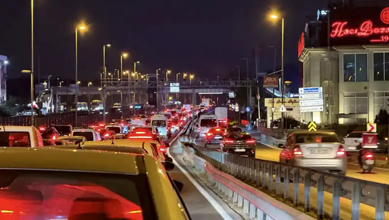 Yenibosna Metrobüs Yaya Üst Geçidi Düzenleniyor: Güncellemeler ve Beklentiler